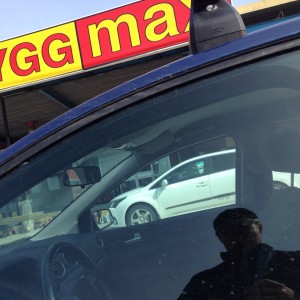 En selfie tagen utanför ByggMax