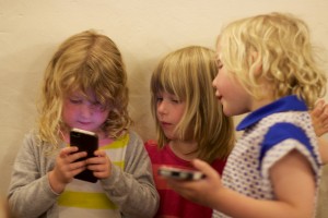 Mycket har sagts om barn och mobiler. Vad är rätt och vad är fel? Hur mycket, eller lite, ska barn och för all del vuxna använda sina smarta telefoner? Foto: Richard Leeming. Bilden hittades på Flickr.com under licensen CC BY 2.0