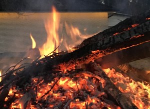 Det brinner. Överallt! Ibland så brinner det små ljus också, och dem ska vi vara rädda om!