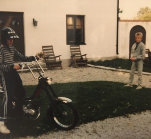 Bildbeviset. Den stilige ynglingen till vänster sitter på sin första moped, medan lillebror tittar på. Som ni kan se så är det inte så länge sedan bilden togs. Jag hittade den i fotoalbumet. Längst in i garderoben. Precis bredvid filmaffischen med första "Tillbaka till framtiden"-filmen. Vad nu den hade att göra där...