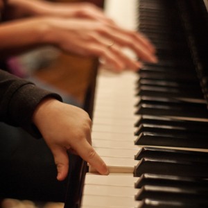 Ett par händer som spelar piano.