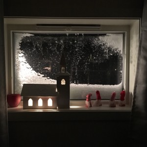 Det blåser, och snön yr utanför. Det finns andra stormar som även de yr runt där ute. Stormar man kan bli lite yr i mössan av...