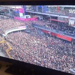 Bild från Sergels torg tidigare under söndagen, och den sändning som SVT lade ut. Teven är min, men kärleken är allas!