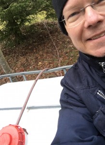 Tre trädgårdsslangar krävs för stt koppla ihop regntunnorna vid lillstugan med kubiktanken bredvid bryggarhuset. Kom inte och säg att jag inte gör vad som krävs för Gotlands vattentillgång. 