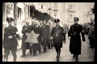 Bilden kommer från svenska Wikipedia och den text om nazism som finns där. På bilden syns judar som tvingas bära en davidstjärna i samband med Kristallnatten 10 november 1938.