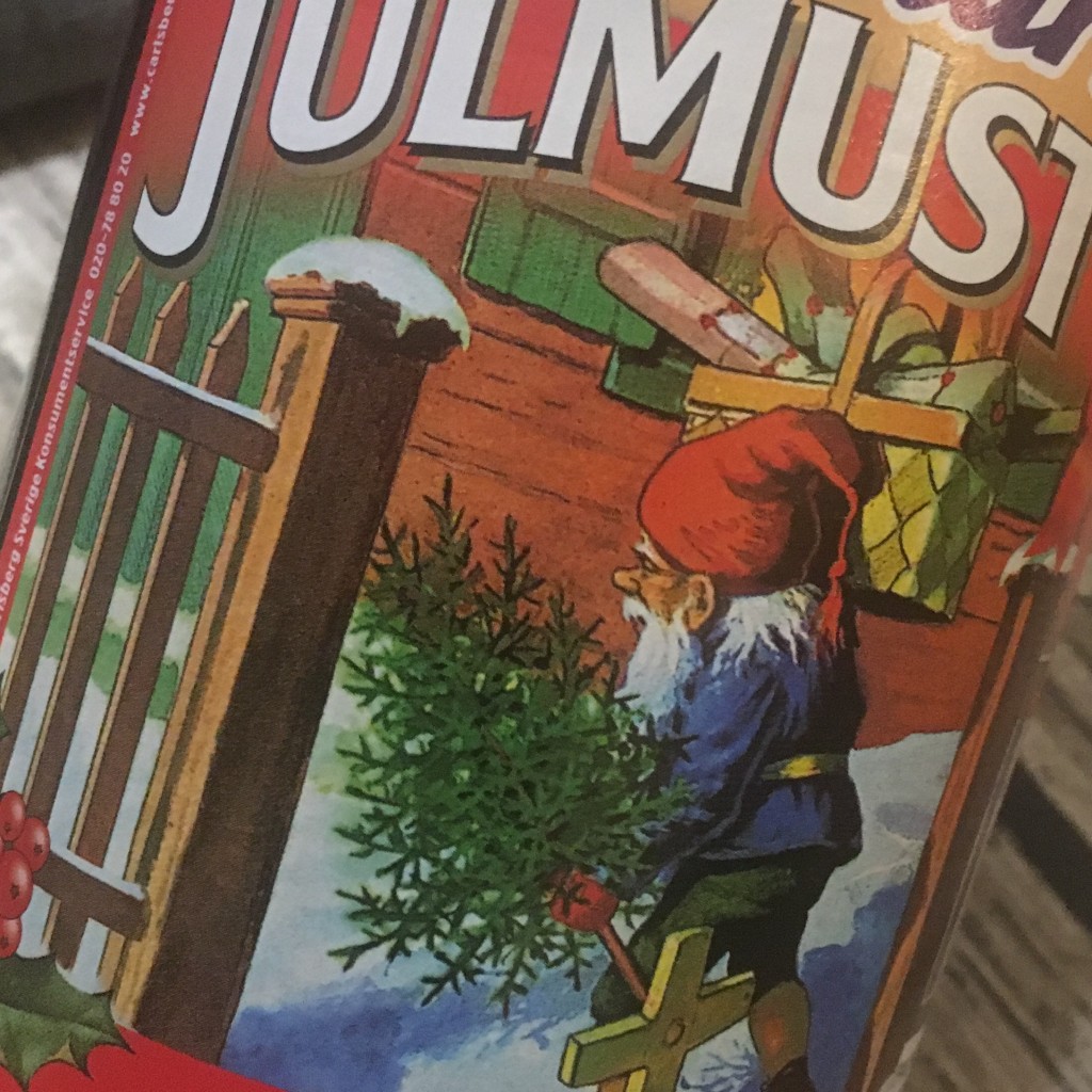 Nej, inget pynt innan december. Och julmust är inte julpynt, det är godis. Förresten så är det samma som påskmust, och det får man dricka året om. Så det så!